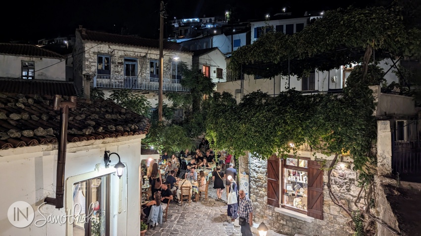 În luna august barurile din Chora sunt deschise până târziu în noapte.