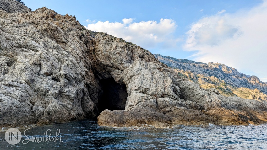 Țărmul sudic e caracterizat și de prezența peșterilor