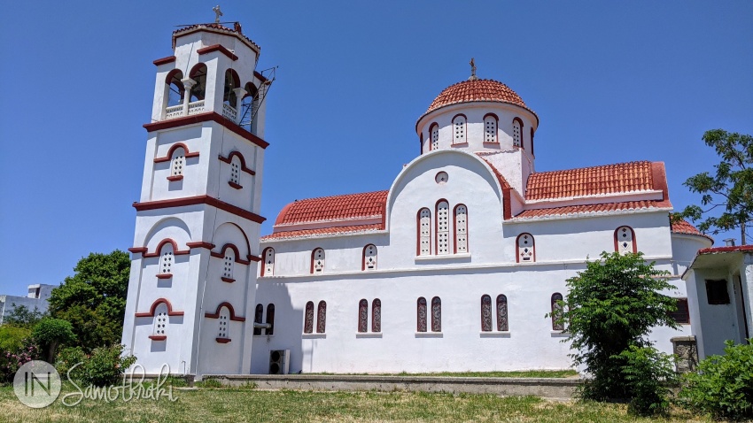 Biserica Panagia Kamariotissa se află în apropierea portului.