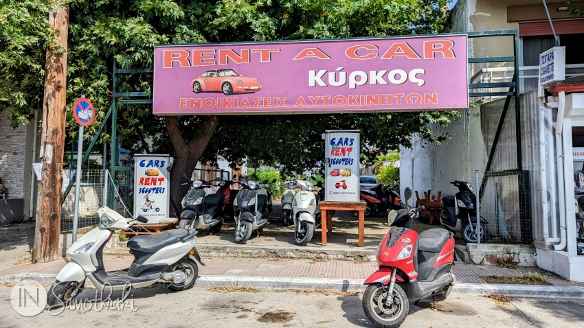Pe principala stradă din Kamariotissa se găsesc câteva centre de închiriere scutere și mașini.