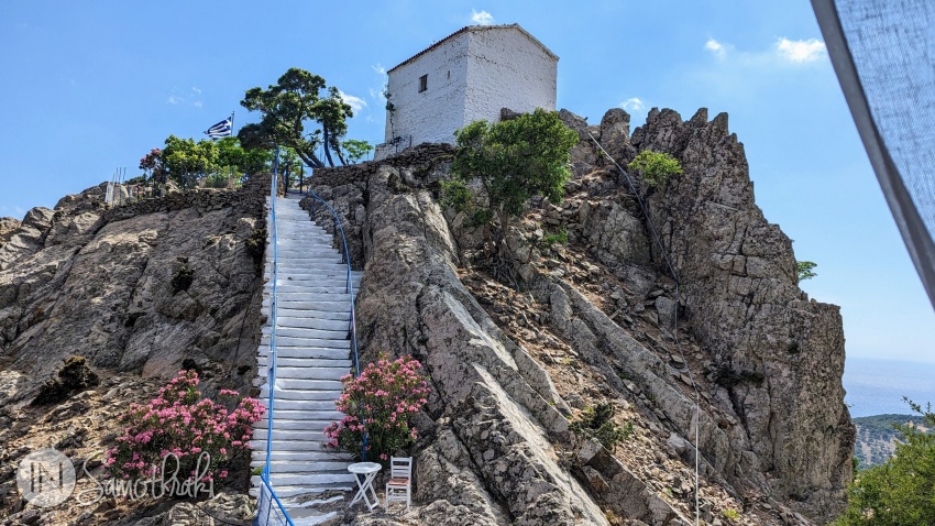 Biserica Krimniotissa se găsește la capătul scărilor săpate în stâncă.