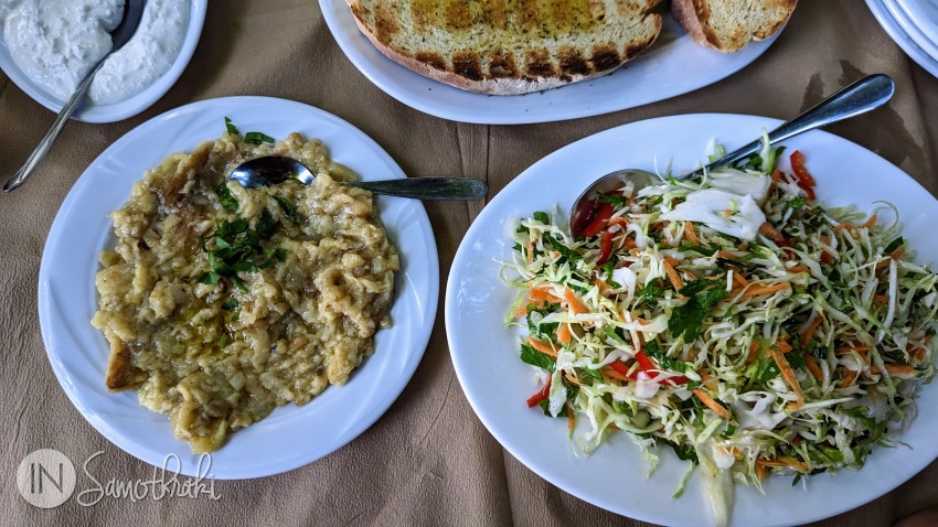 Salată ungurească (și salată de vinete) la taverna O Vrachos din Profitis Ilias