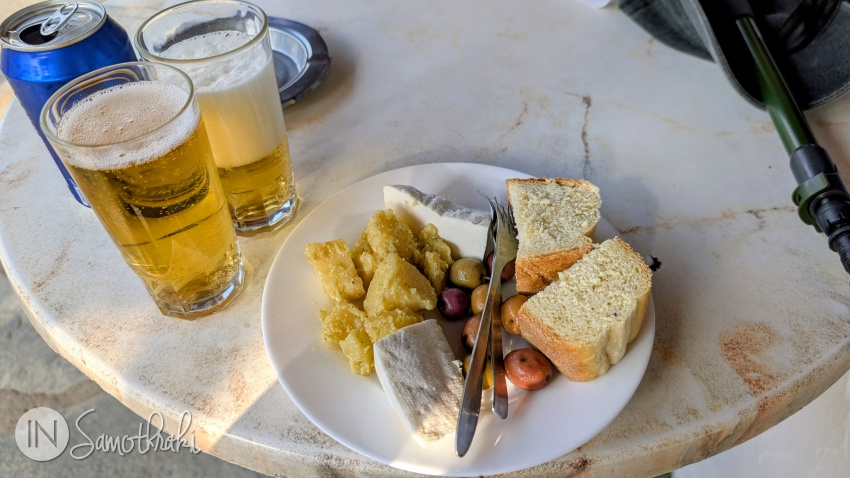 Mezedakia și bere la cafeneaua din Alonia, după un traseu spre Agia Anemi.