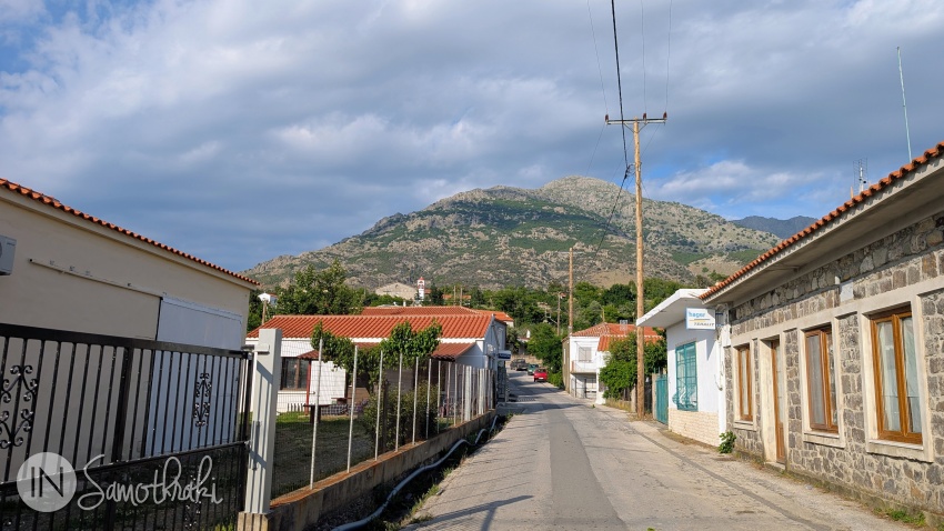 Plimbă-te pe străduțele din Alonia.