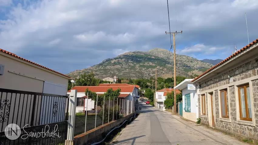 Plimbă-te pe străduțele din Alonia.