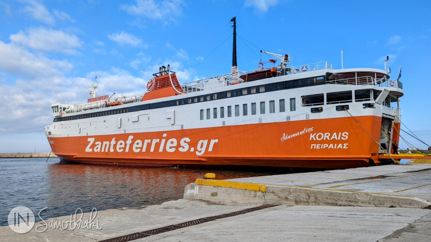 Feribotul Adamantios Korais, ancorat în portul din Samothraki.