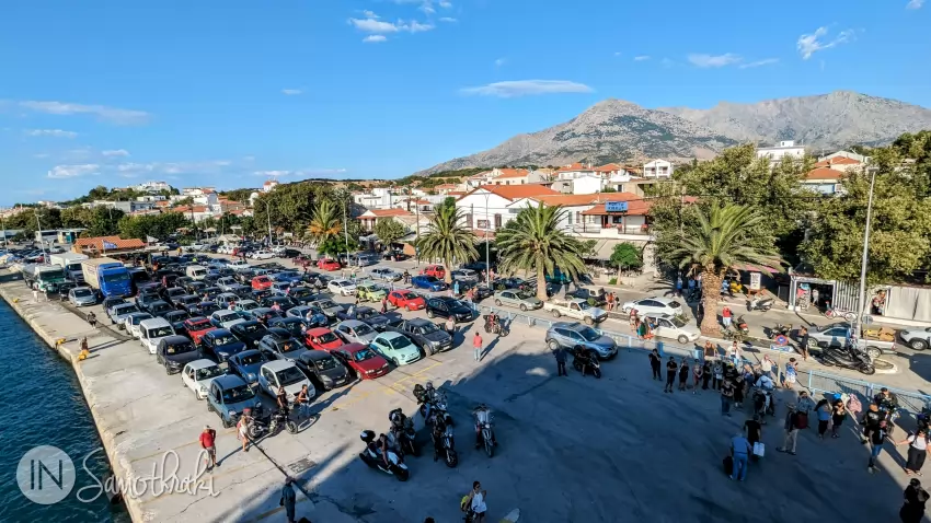 Coada de urcare pe feribot &icirc;n sezon