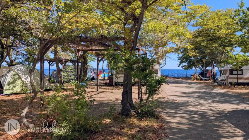 Camping Varades este situat pe malul mării.