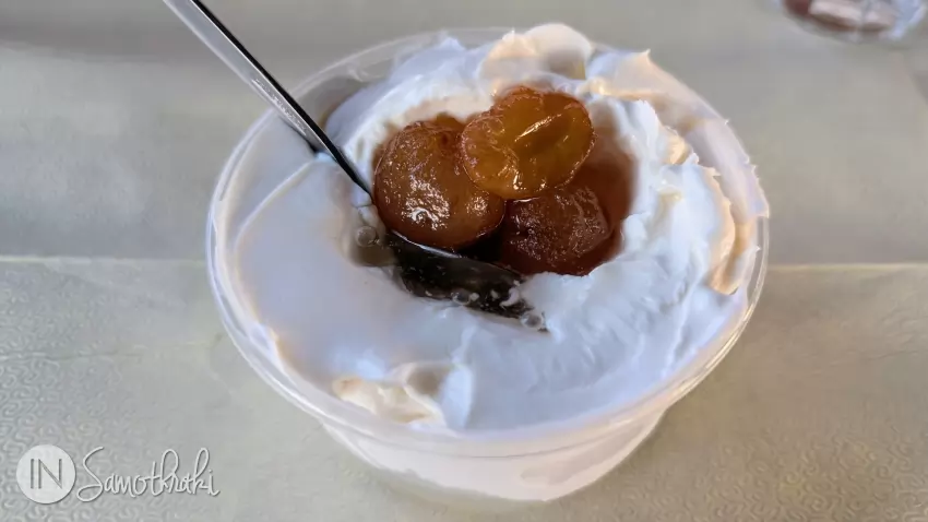Iaurt grecesc cu dulceață de praousti (fructul insulei)