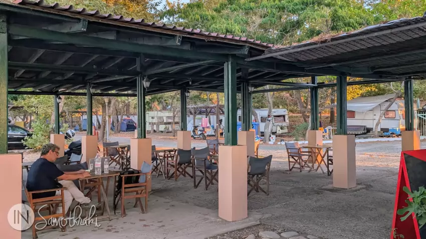 La intrarea &icirc;n camping este o cafenea.