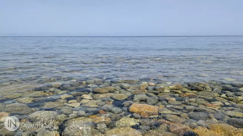 Apele mării sunt transparente.