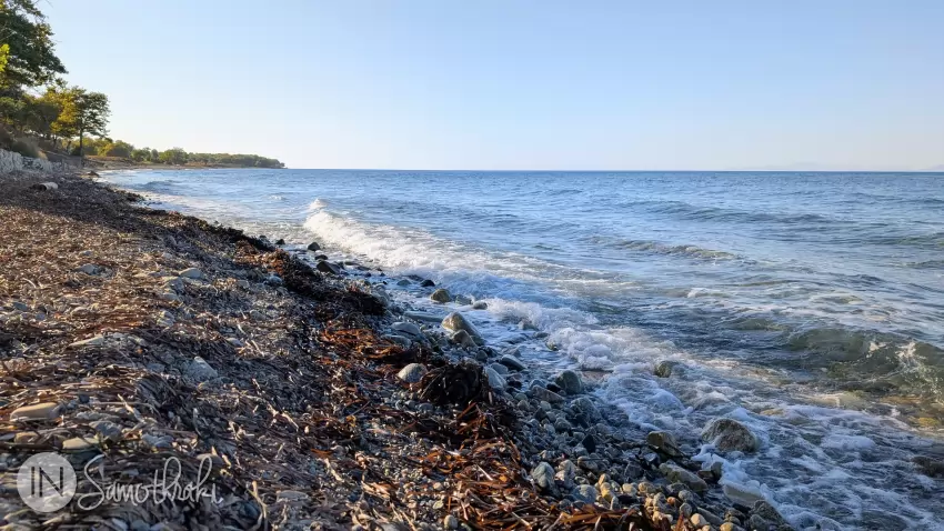 Plaja are pietre, ca pe toată latura de nord a insulei.