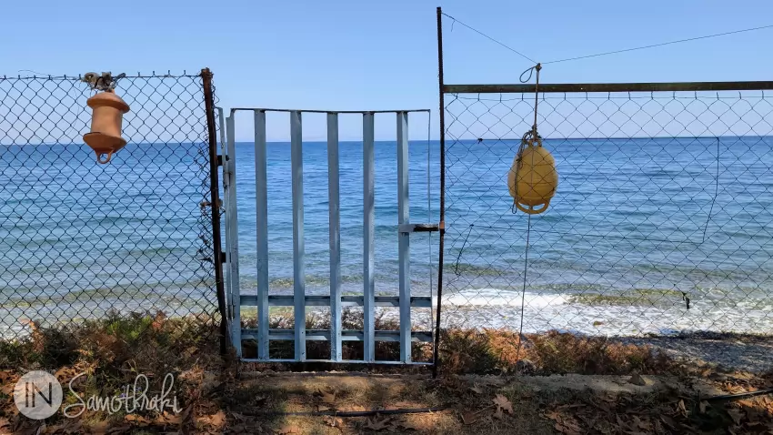 Din camping ai acces direct pe plajă.