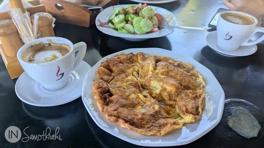 Pentru micul dejun, poți comanda omlete și salate.