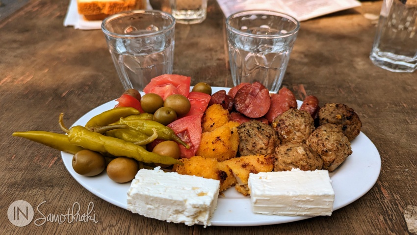 Păhărele cu tsipouro și 