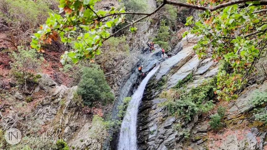 Canyoning-ul înseamnă și coborârea în rapel pe cascade.