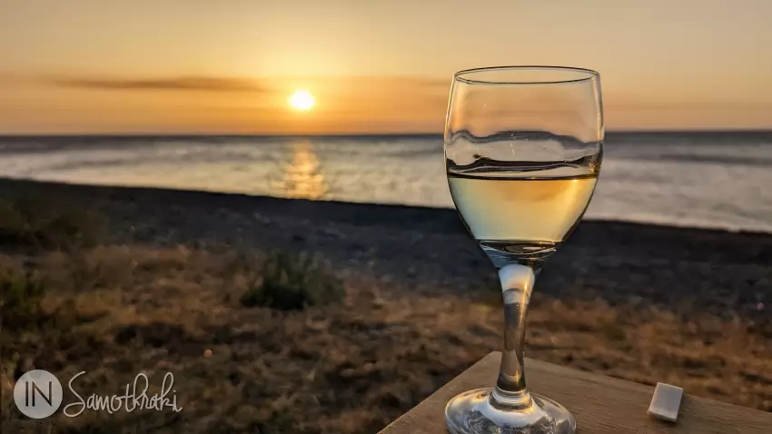 Ora apusului la o tavernă de pe țărmul nordic al insulei