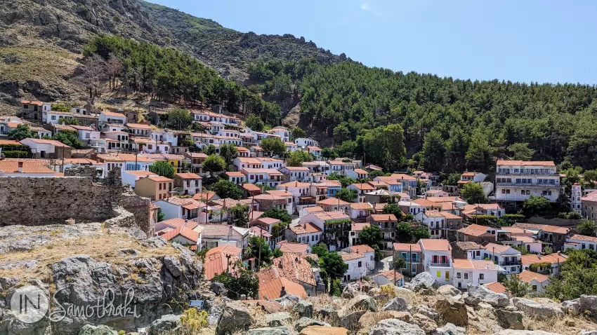 Chora este construită în amfiteatru.