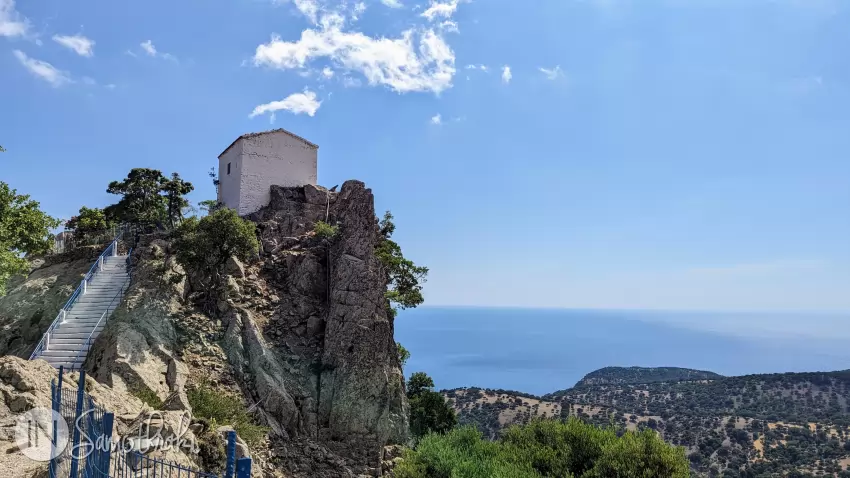 Biserica Panagia Krimniotissa este cocoțată pe un vârf de stâncă.