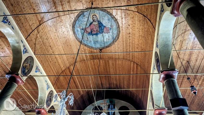 Pe tavanul din lemn se află icoana lui Hristos Pantocrator.