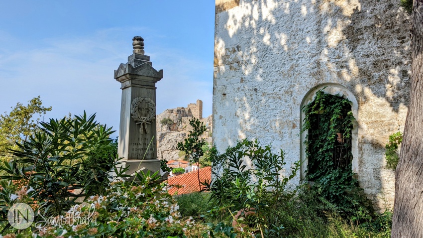 În partea din spate a bisericii, într-o mică grădină, un monument ale eroilor amintește de cei căzuți în perioada 1917-1922.