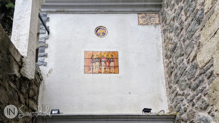 Imaginea celor cinci sfinți neomartiri se află și pe unul dintre pereții exteriori ai bisericii.