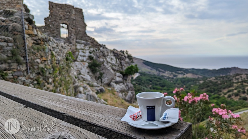 Vederea spre cetate de la Cafeneaua o Pyrgos