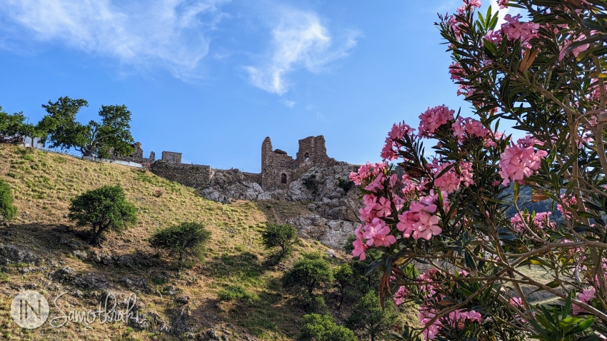Cetatea văzută din drumul de intrare în Chora dinspre Paleopoli