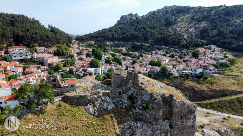 Cetatea din Chora a fost construită pe o stâncă.