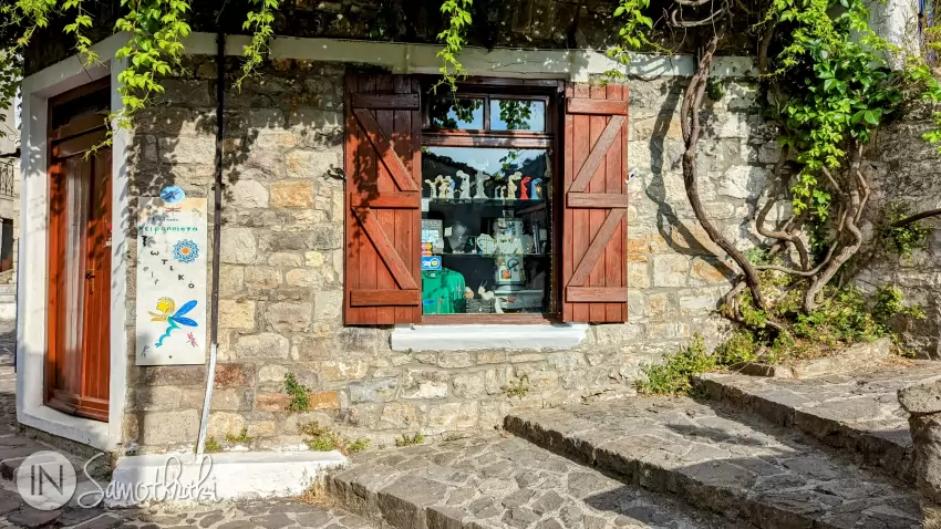 &Icirc;n sezon, vei găsi mai multe magazine cu suvenire.