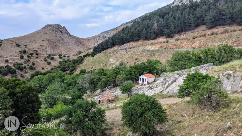 Biserica Nașterea Fecioarei se află &icirc;n valea de dinainte de intrarea &icirc;n Chora.