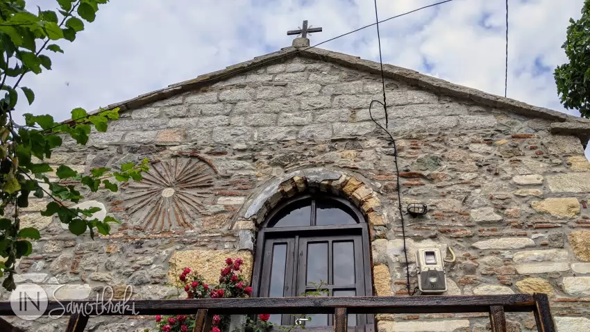 O străduță care urcă te conduce spre bisericuța Intrarea &icirc;n Biserică a Maicii Domnului.
