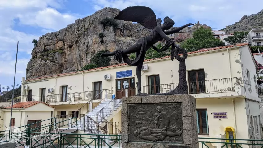 Monumentul ridicat &icirc;n amintirea masacrului din anul 1821.