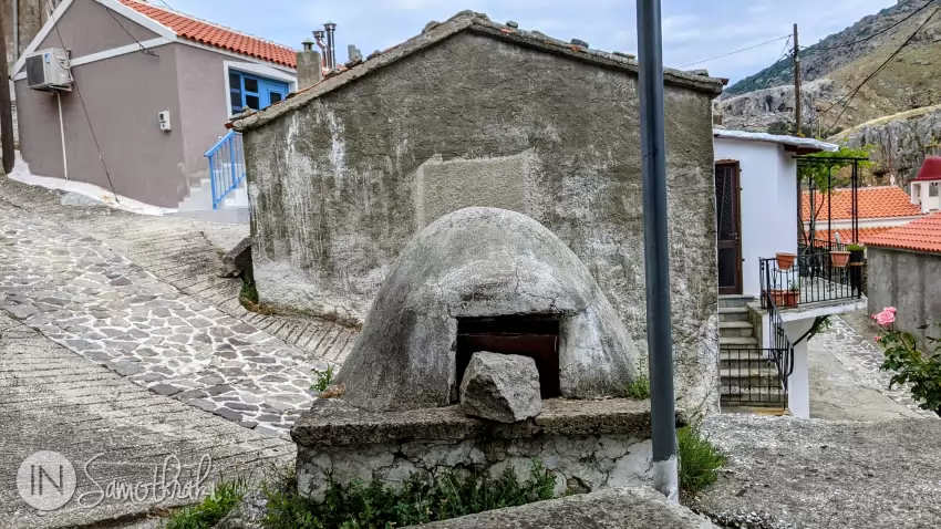 Din c&acirc;nd &icirc;n c&acirc;nd, mai găsești c&acirc;te un vechi cuptor tradițional.