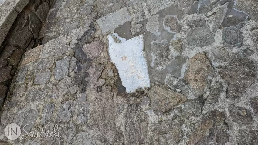 Bucată de marmură &icirc;n pavajul Chorei