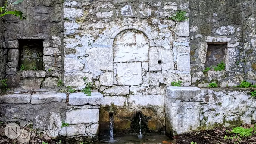 Pe f&acirc;nt&acirc;na Kamara se &icirc;mbină simboluri antice (șerpii &icirc;ncolăciți, simbol al zeilor kaviri) cu simboluri creștine (peștii) și cu emblema bizantină a Paleologilor.
