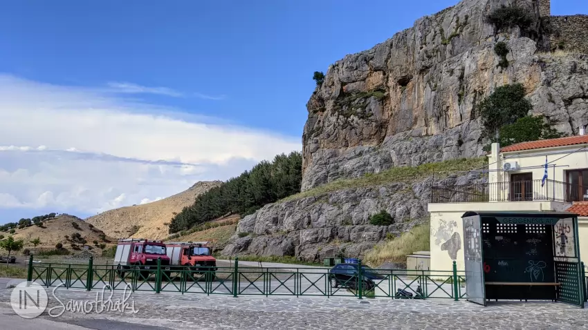 La intersecția celor două drumuri care vin spre Chora se află o parcare.