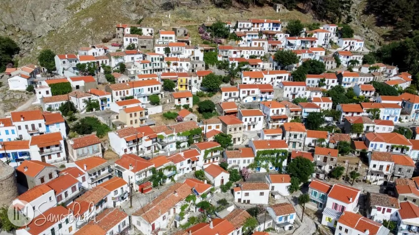Așezarea este construită &icirc;n amfiteatru.