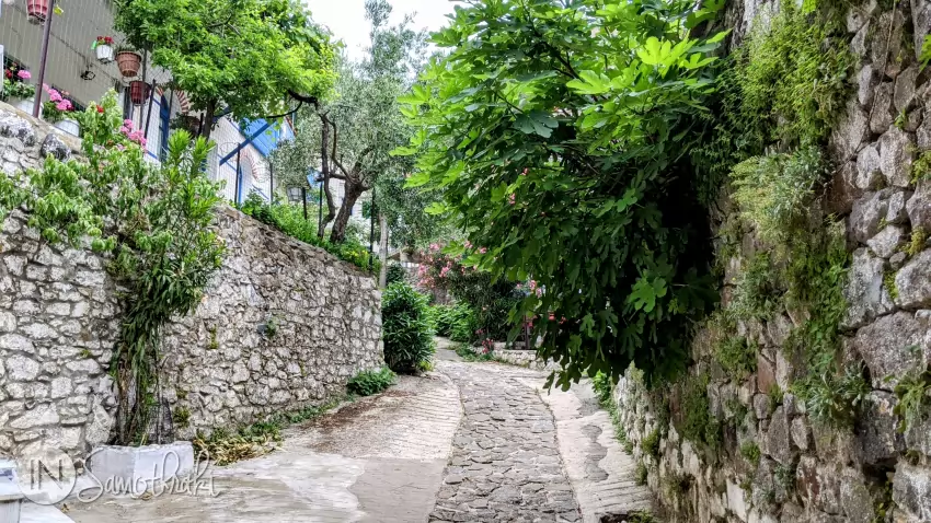 Dacă te plimbi prin Chora, pregătește-te să urci și să cobori.