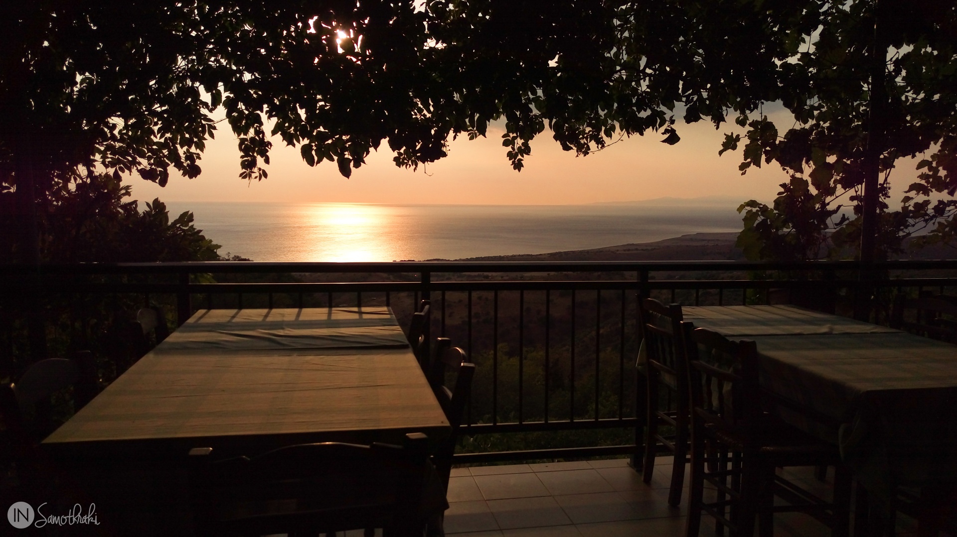Apus de soare la Taverna Paradeisos din Profitis Ilias