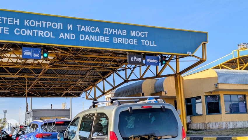 Teoretic, banda din dreata este pentru cei care au plătit taxa de pod online. În practică, nu prea se ține cont de asta.