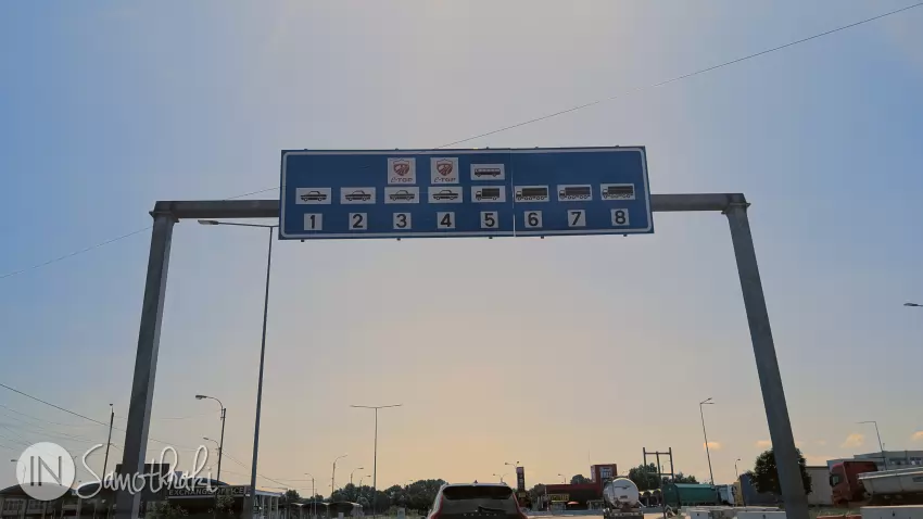 Au fost create benzi speciale pentru cei care au plătit taxa online.