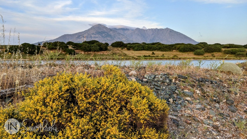 Muntele Saos văzut de dincolo de Laguna Agios Andreas.