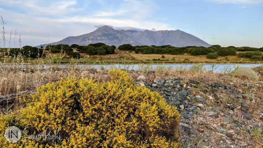 Muntele Saos văzut de dincolo de Laguna Agios Andreas.