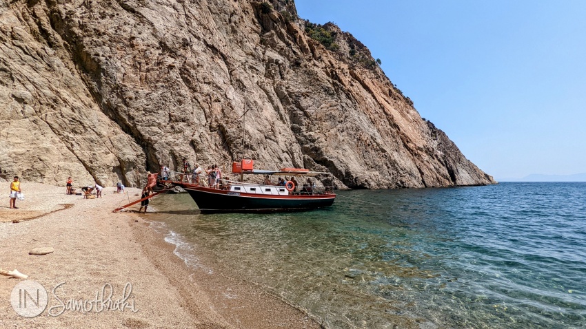 În august se fac excursii cu barca în jurul insulei.