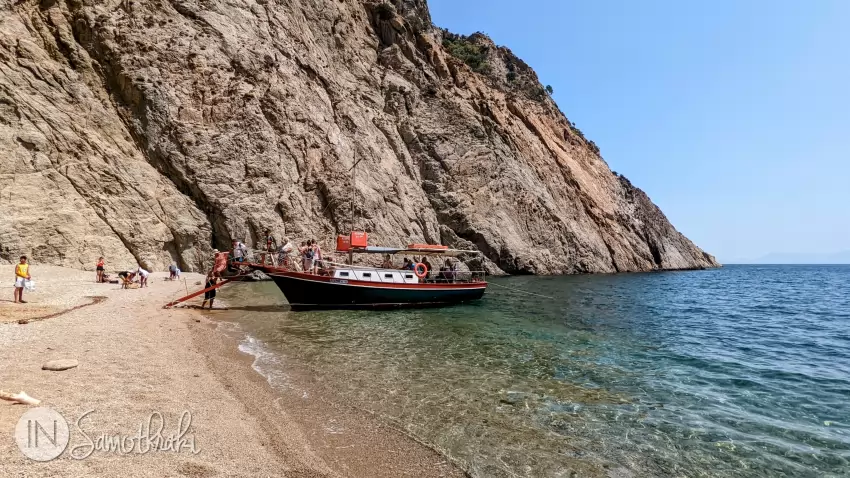 &Icirc;n august se fac excursii cu barca &icirc;n jurul insulei.