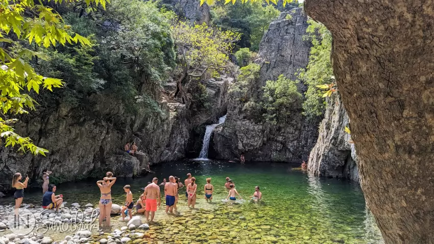 La primele vathre de pe r&acirc;ul Fonias este multă lume.