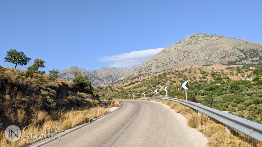 În partea de sud-vest, șoseaua urcă în serpentine către satul Profitis Ilias, renumit pentru capra la proțap.