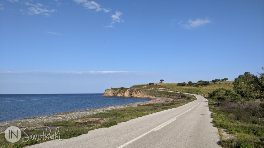 Drumul de pe latura de nord a insulei urmărește linia de țărm, până la plaja Kipos.