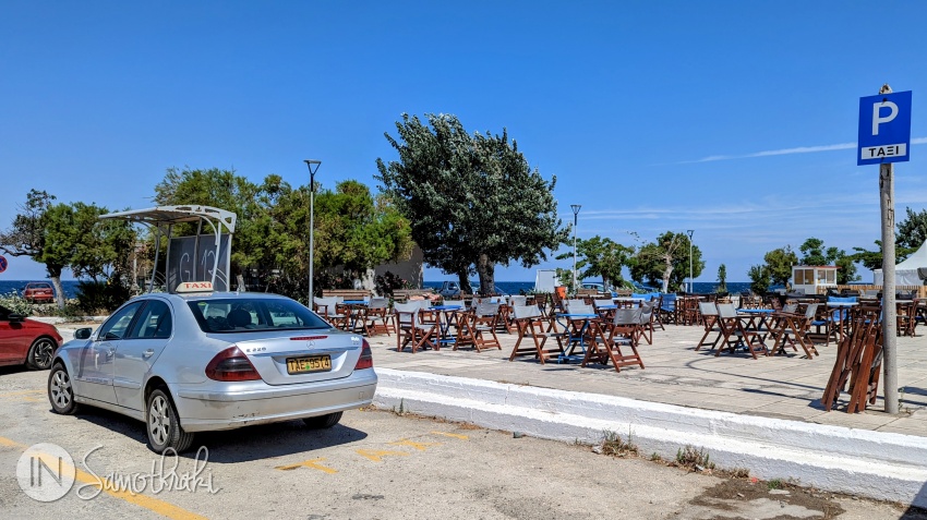 Stația de taxi se află în Kamariotissa, vizavi de micul far din port.